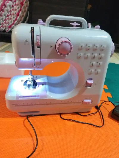 Máquina de coser portátil blanca - miniatura 4