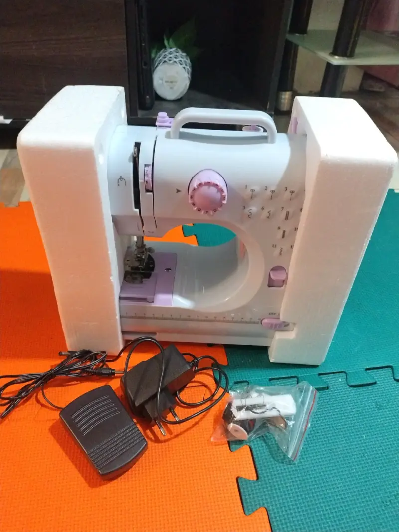 Máquina de coser portátil blanca - 5