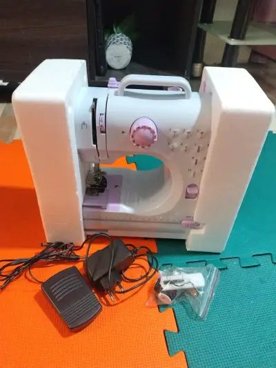 Máquina de coser portátil blanca - miniatura 5