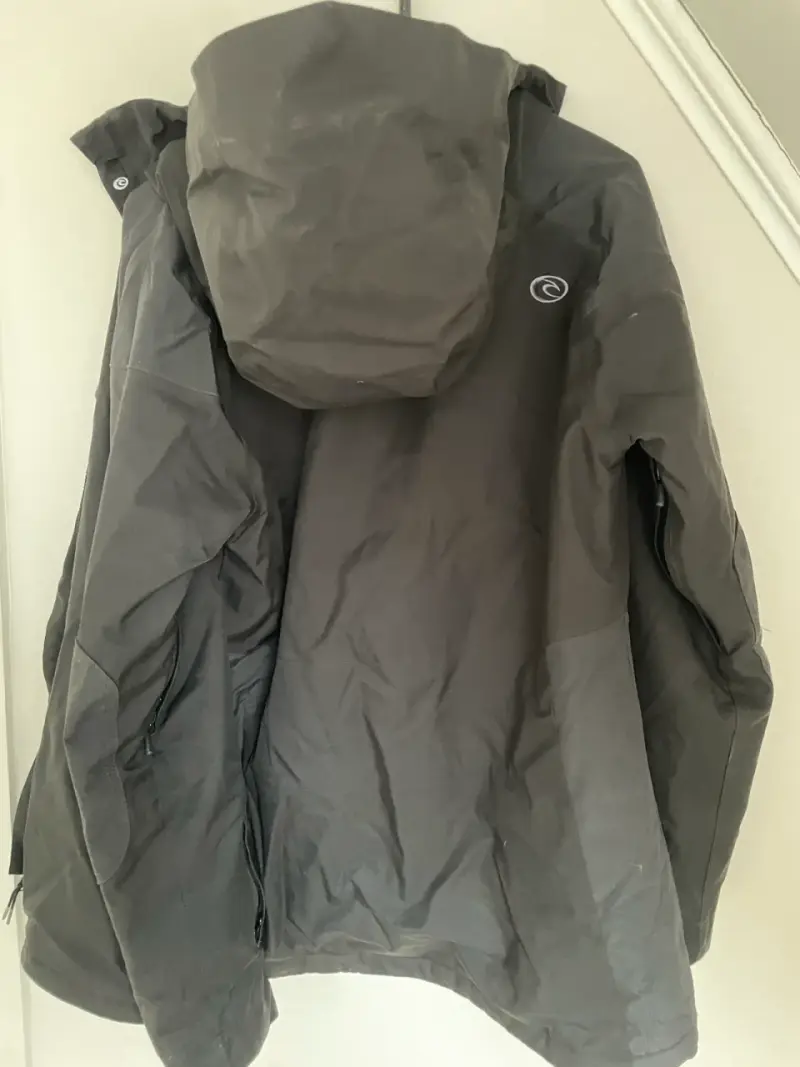 Chaqueta impermeable negra - 5