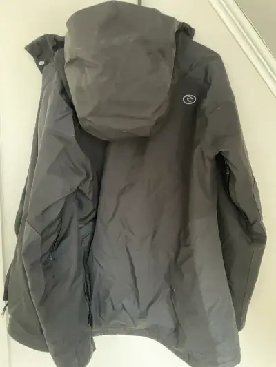 Chaqueta impermeable negra - miniatura 5