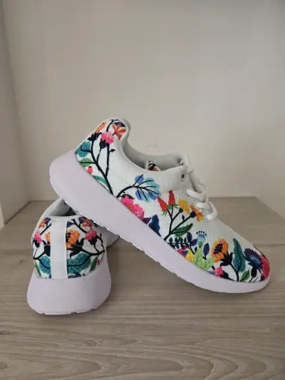 Zapatillas blancas con diseño floral - miniatura 1