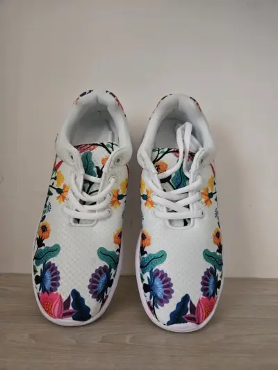 Zapatillas blancas con diseño floral - miniatura 2