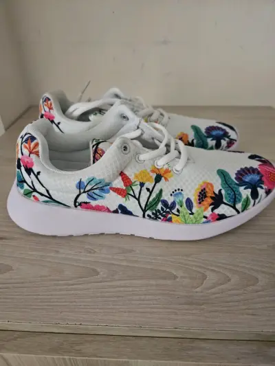 Zapatillas blancas con diseño floral - miniatura 3