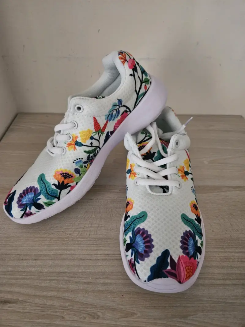 Zapatillas blancas con diseño floral - 4