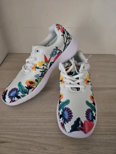 Zapatillas blancas con diseño floral - miniatura 4