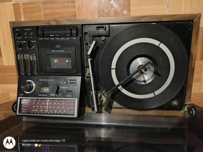Tocadiscos retro con radio - 1