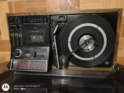 Tocadiscos retro con radio - miniatura 1