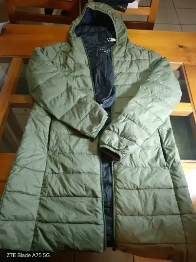 Chaqueta verde acolchada con capucha - miniatura 1