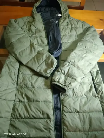Chaqueta verde acolchada con capucha - miniatura 3