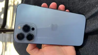iPhone con triple cámara trasera - miniatura 1