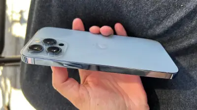 iPhone con triple cámara trasera - miniatura 2