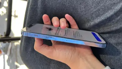 iPhone con triple cámara trasera - miniatura 3