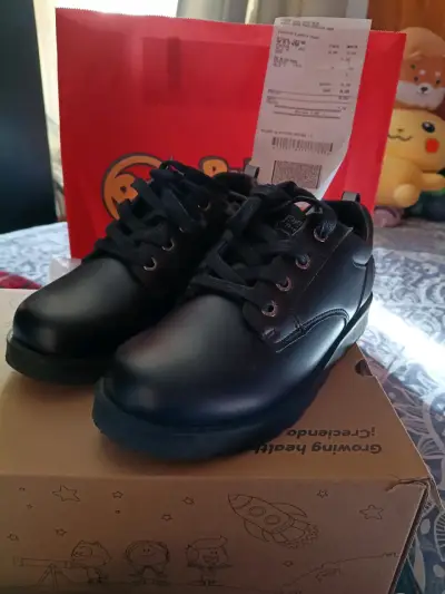 Zapatos escolares negros nuevos - miniatura 1