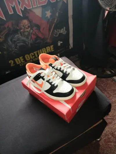 Zapatillas deportivas negras y naranjas - miniatura 1