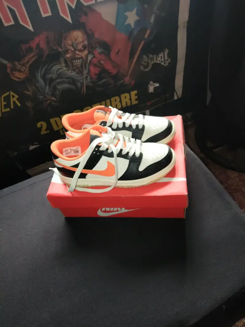 Zapatillas deportivas negras y naranjas - 2