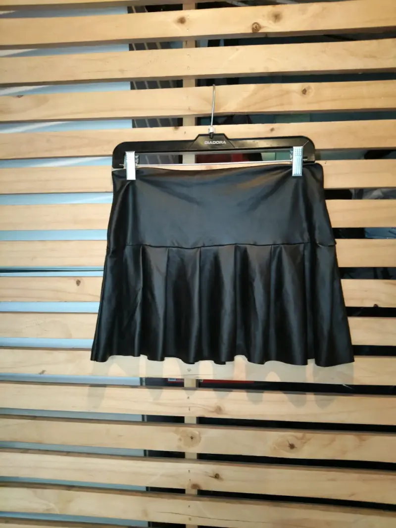 Falda de cuero negra con bolsillos - 2