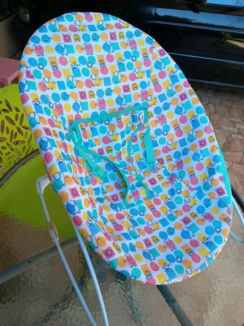 Silla mecedora para bebé estampada