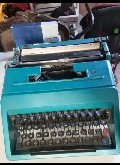 Máquina de escribir azul vintage - miniatura 1