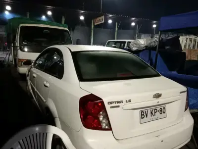 Auto Chevrolet Optra blanco - miniatura 1
