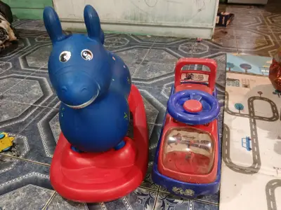 Juguetes para niños: caballito y autito - miniatura 1