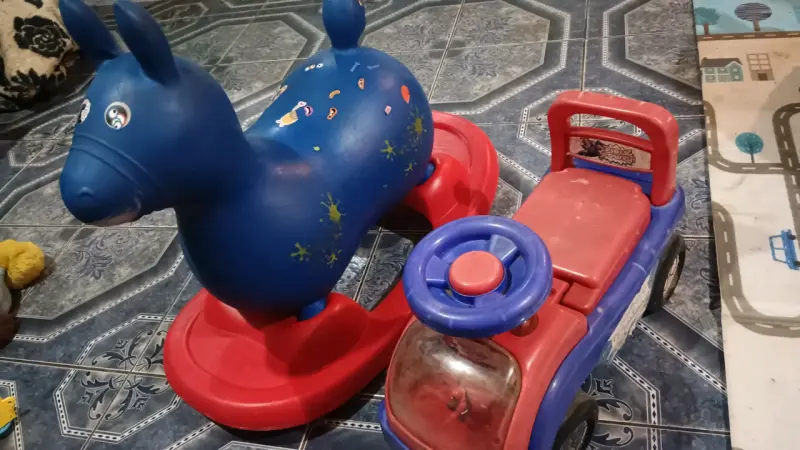 Juguetes para niños: caballito y autito - 2