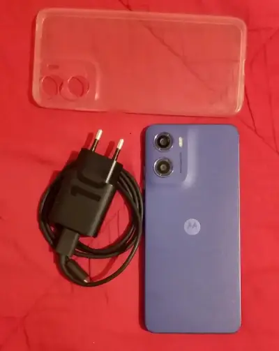 Smartphone Motorola con cargador - miniatura 2