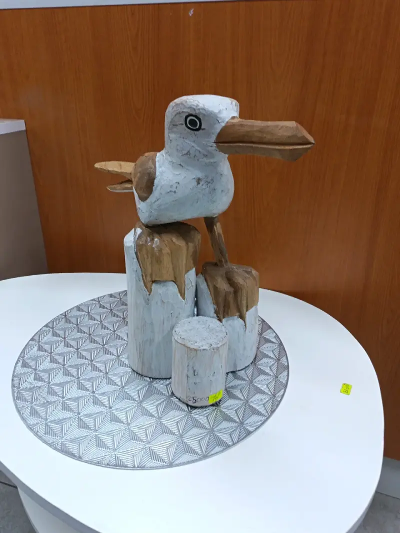 Figura decorativa de pelícano en madera - 1