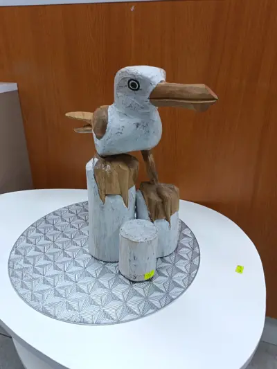 Figura decorativa de pelícano en madera - miniatura 1