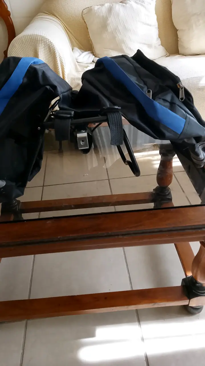 Bolso para bicicletas negro con detalles azules - 2