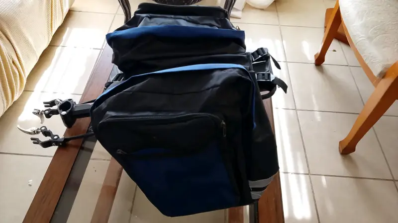 Bolso para bicicletas negro con detalles azules - 4