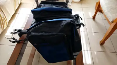 Bolso para bicicletas negro con detalles azules - miniatura 4