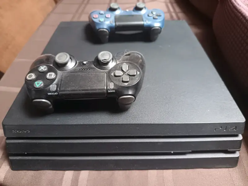 Consola PS4 pro 1tb con dos mandos - 1