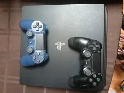 Consola PS4 pro 1tb con dos mandos - miniatura 2