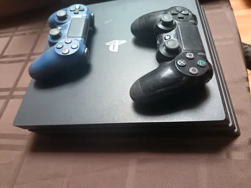 Consola PS4 pro 1tb con dos mandos - 3