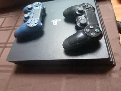 Consola PS4 pro 1tb con dos mandos - miniatura 3