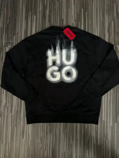 Polerón negro HUGO con diseño - miniatura 1