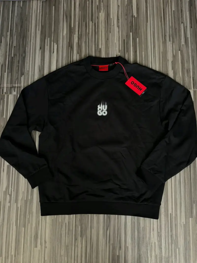 Polerón negro HUGO con diseño - 2