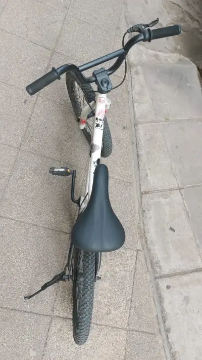 Bicicleta BMX blanca y negra - miniatura 1