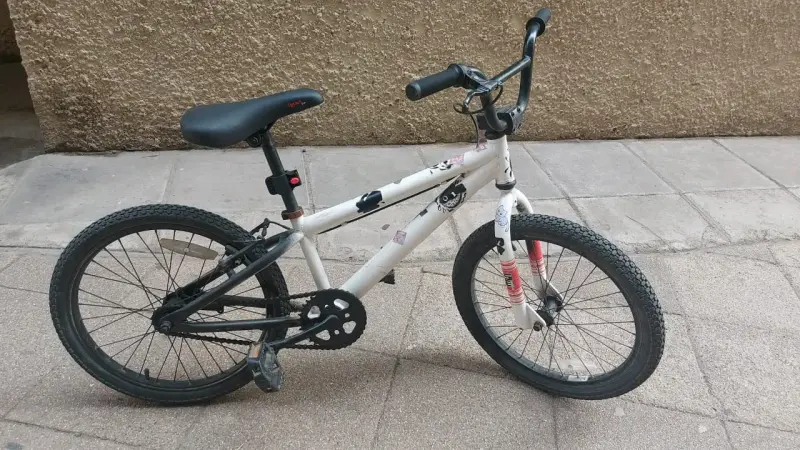 Bicicleta BMX blanca y negra - 2