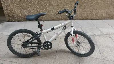 Bicicleta BMX blanca y negra - miniatura 2