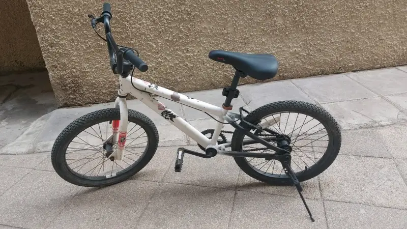 Bicicleta BMX blanca y negra - 3
