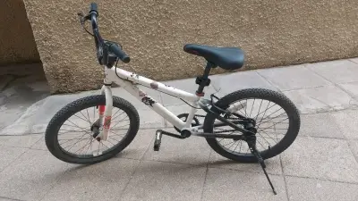 Bicicleta BMX blanca y negra - miniatura 3