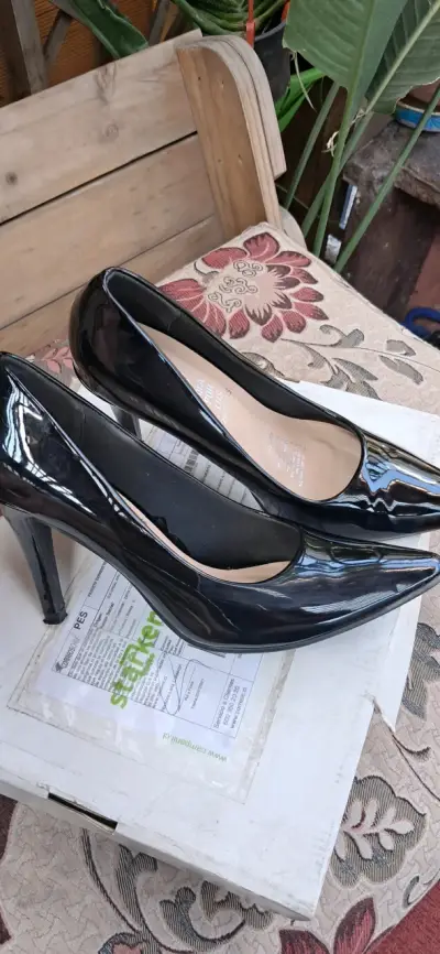Zapatos de tacón negro brillantes - miniatura 1