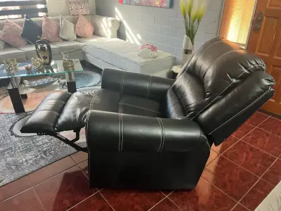 Sillón reclinable negro - miniatura 2
