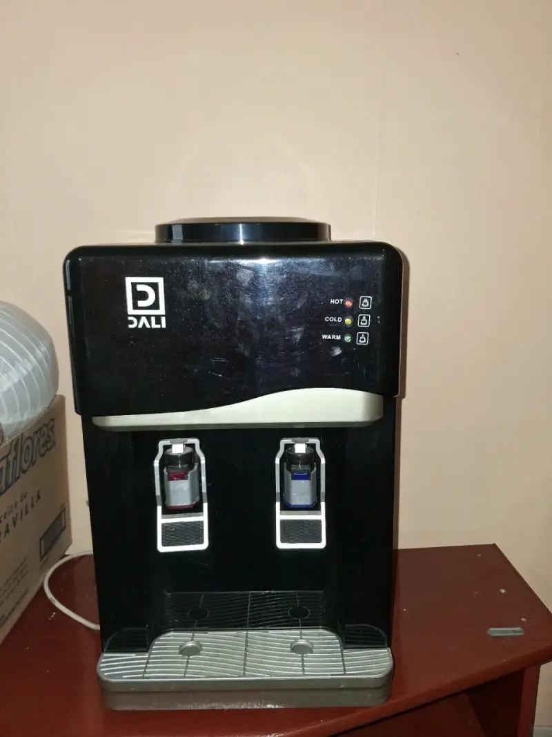 Dispensador de agua Dali negro