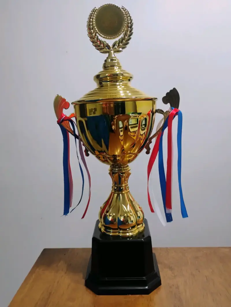 Trofeo dorado con cintas - 2