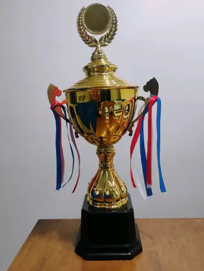 Trofeo dorado con cintas - miniatura 2