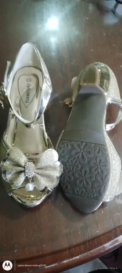 Sandalias doradas para niñas - miniatura 1