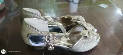 Sandalias doradas para niñas - miniatura 2